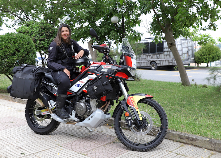 Motosikletiyle dünya turuna başladı!