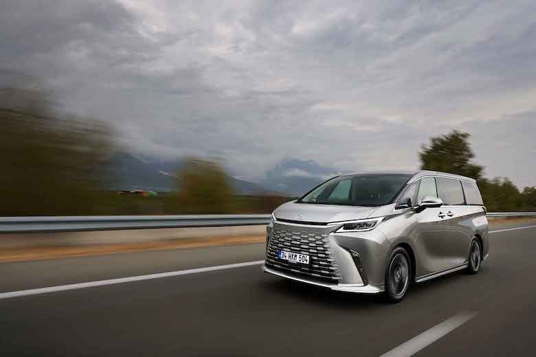 Lexus LM350h (2)