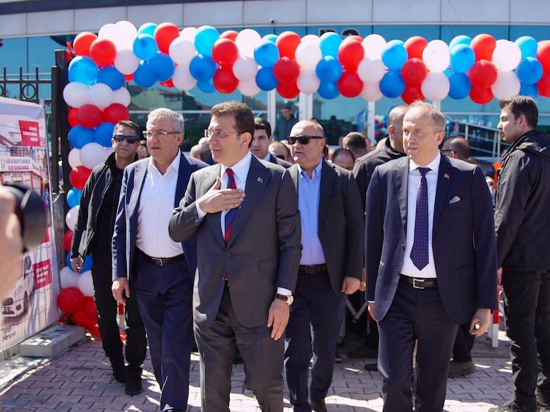 İmamoğlu, ‘Dönüşüm Mahallesi’nde halkla buluştu