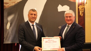 Ahmet Yaşar’ın Sigortalı Kentsel  Dönüşüm Ödülü’nü Mustafa Ekiz verdi