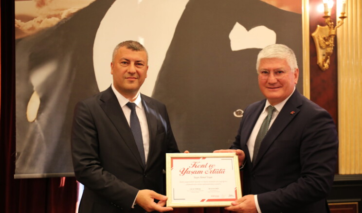 Ahmet Yaşar’ın Sigortalı Kentsel  Dönüşüm Ödülü’nü Mustafa Ekiz verdi