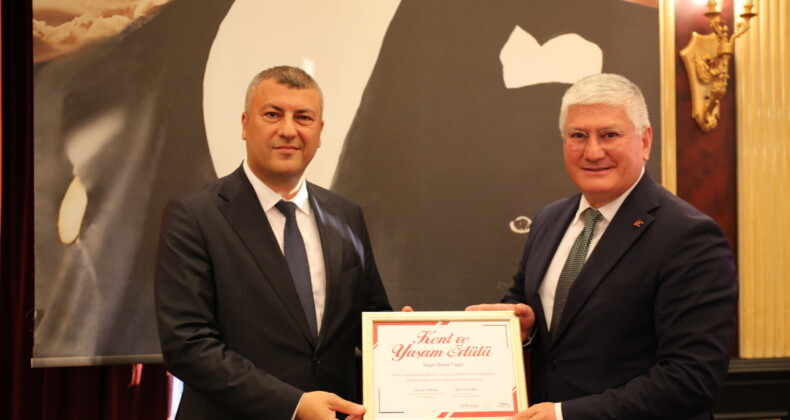 Ahmet Yaşar’ın Sigortalı Kentsel Dönüşüm Ödülü’nü Mustafa Ekiz verdi
