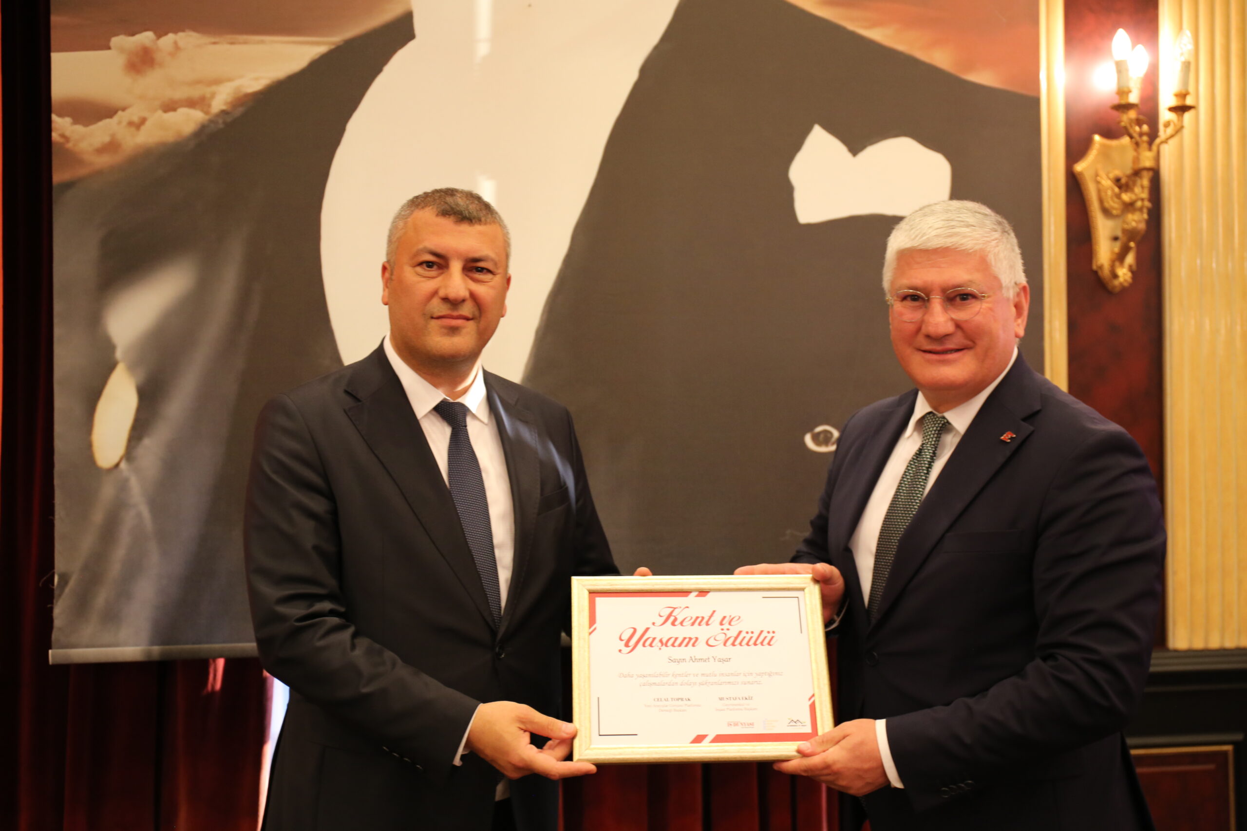 Ahmet Yaşar’ın Sigortalı Kentsel  Dönüşüm Ödülü’nü Mustafa Ekiz verdi