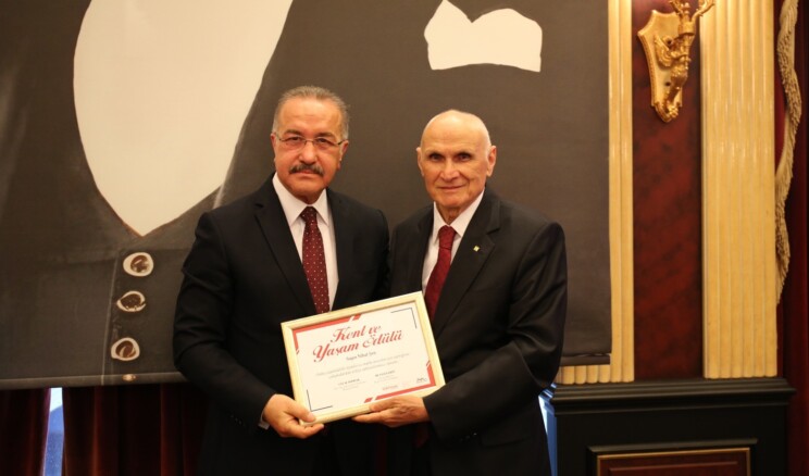 Kentsel Dönüşüm Ödülü Nihat Şen’e verildi