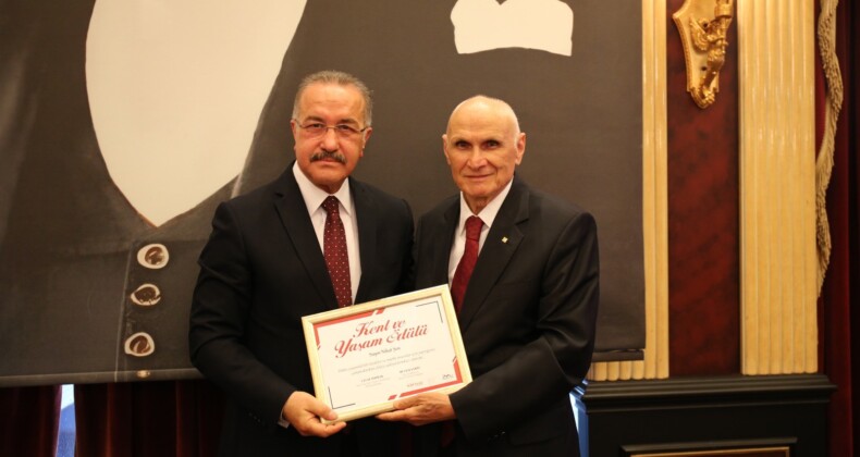 Kentsel Dönüşüm Ödülü Nihat Şen’e verildi