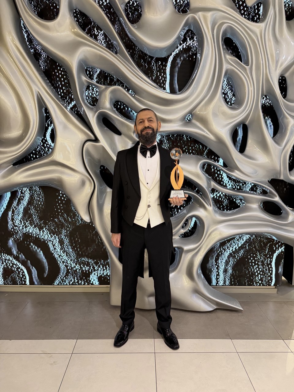 Yılın barış insanı ödülü dünyaca ünlü yazar Akif Manaf’ın